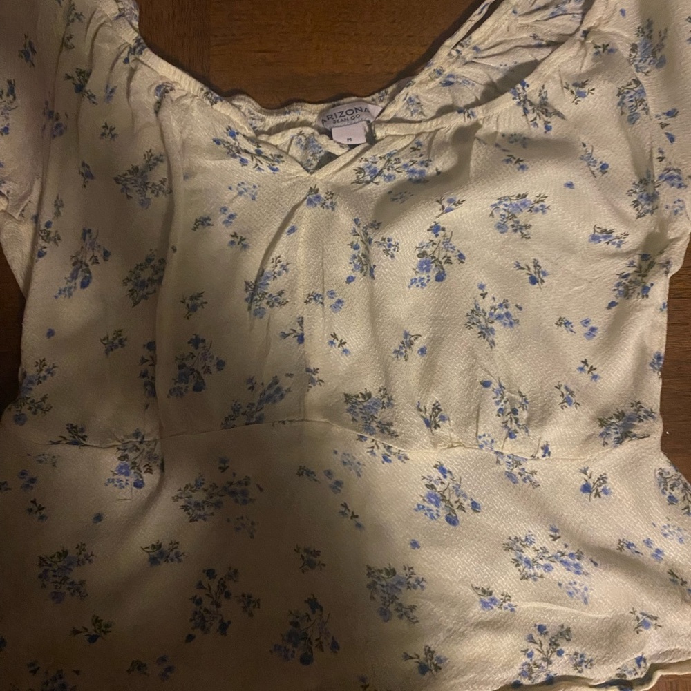 I’m selling a crop top the brand Arizona Jean co size medium the color white